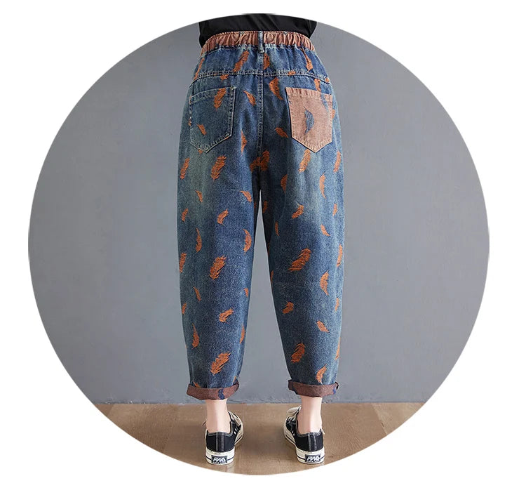 Jean femme style printemps, broderie plumes, contraste de couleurs, coupe ample, poches à cordon, taille élastique, pantalon en denim.