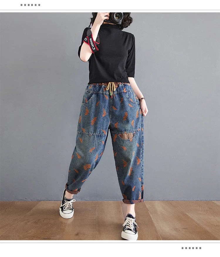 Jean femme style printemps, broderie plumes, contraste de couleurs, coupe ample, poches à cordon, taille élastique, pantalon en denim.