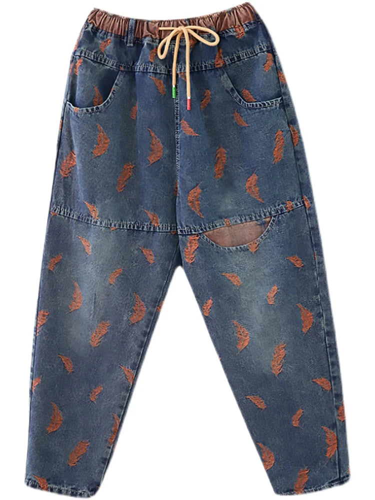 Jean femme style printemps, broderie plumes, contraste de couleurs, coupe ample, poches à cordon, taille élastique, pantalon en denim.