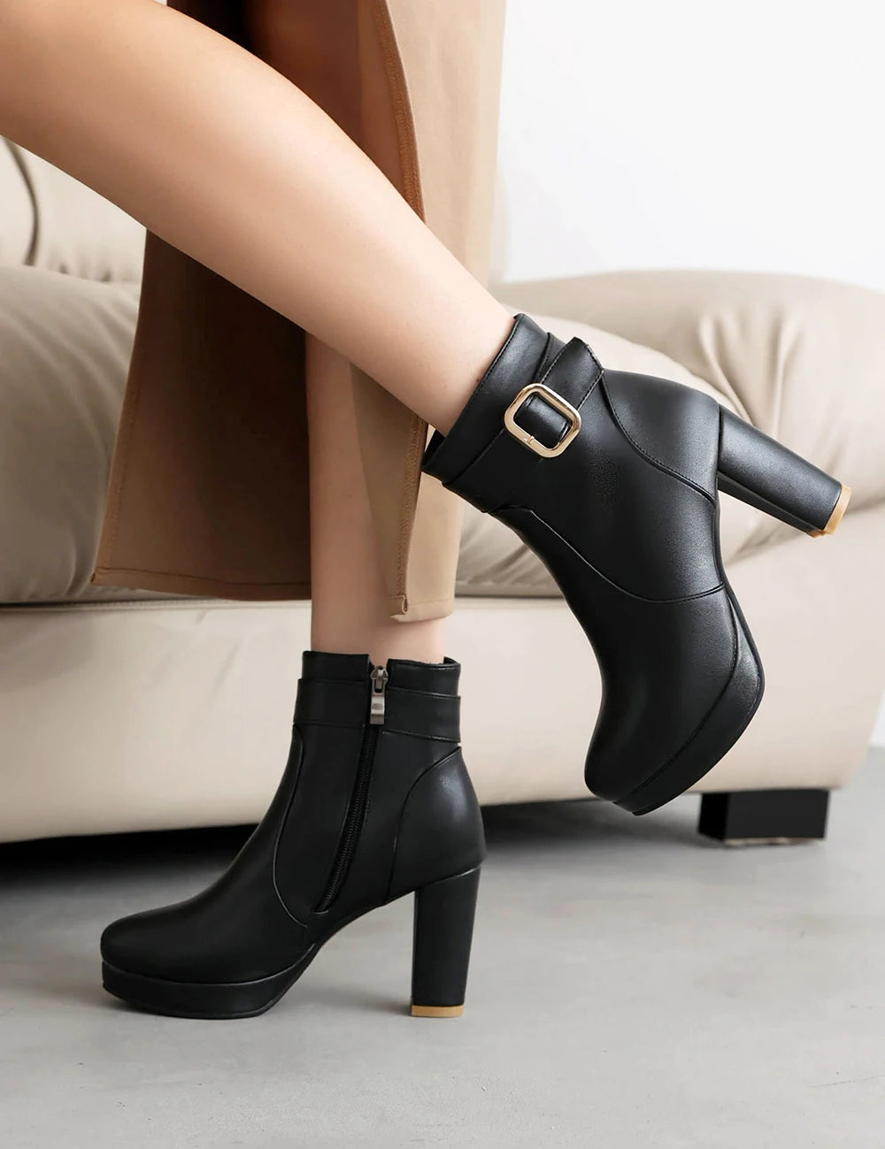 Damen-Ankle-Boots, hohe Absätze und trendige Schnalle, rot und schwarz,