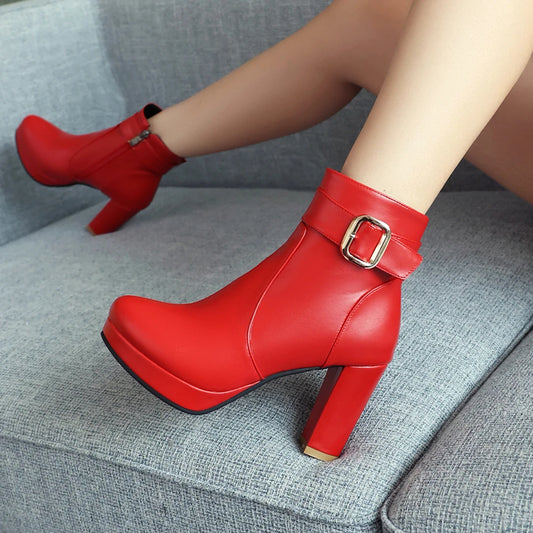 Damen-Ankle-Boots, hohe Absätze und trendige Schnalle, rot und schwarz,